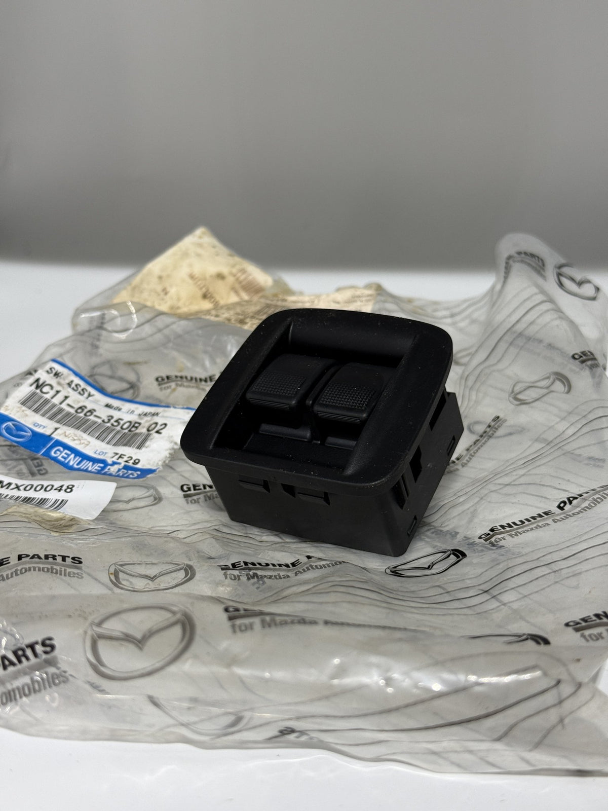 Power Window Switch – Brand New Genuine Mazda for Mazda MX-5 NB 1998–2005 – MX00048 photo 2