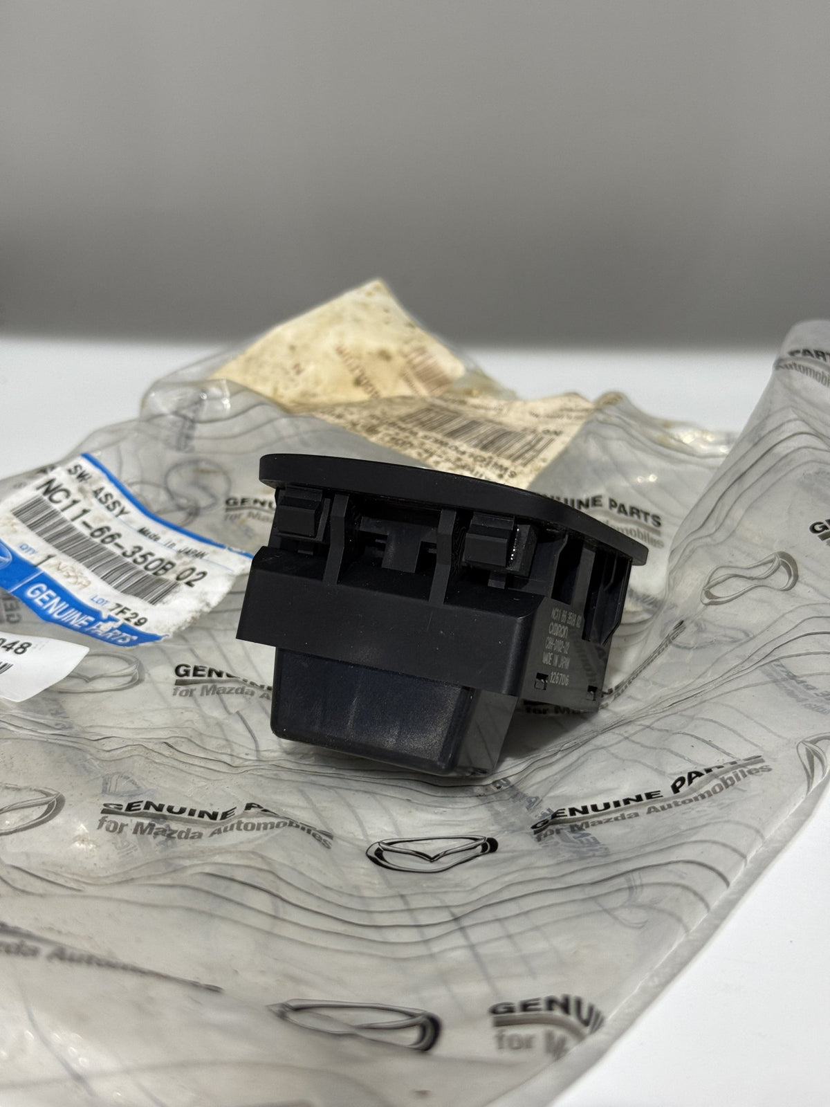 Power Window Switch – Brand New Genuine Mazda for Mazda MX-5 NB 1998–2005 – MX00048 photo 3